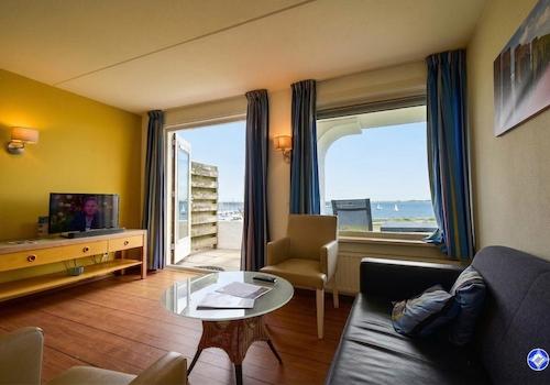 woonkamer-appartement-brouwershaven-uitzicht-water-recreatieadviseurs-vakantiehuistekoop-nl.jpg