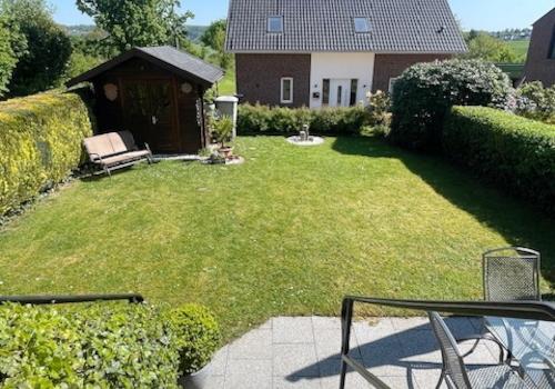 Haushälfte links Garten