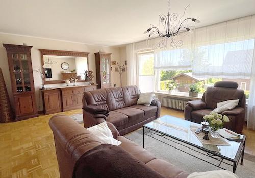 Haushälfte links Wohnbereich mit Zugang zu Terrasse und Garten