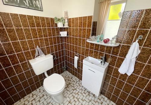 Haushälfte lins - Gäste-Toilette mit Fenster