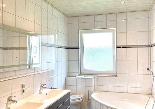 Badezimmer mit Eckbadewanne
