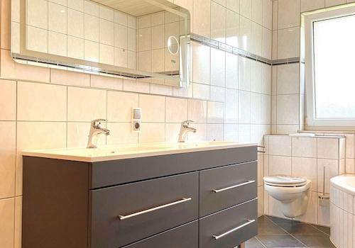 Badezimmer mit Waschbecken
