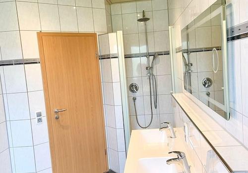 Badezimmer mit Regendusche