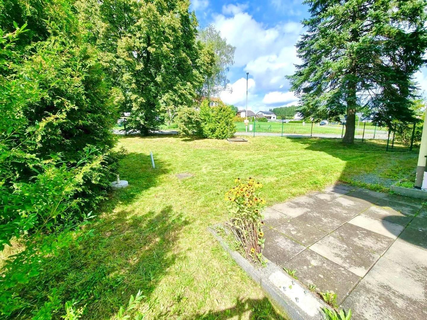 Garten mit Terrassenfläche