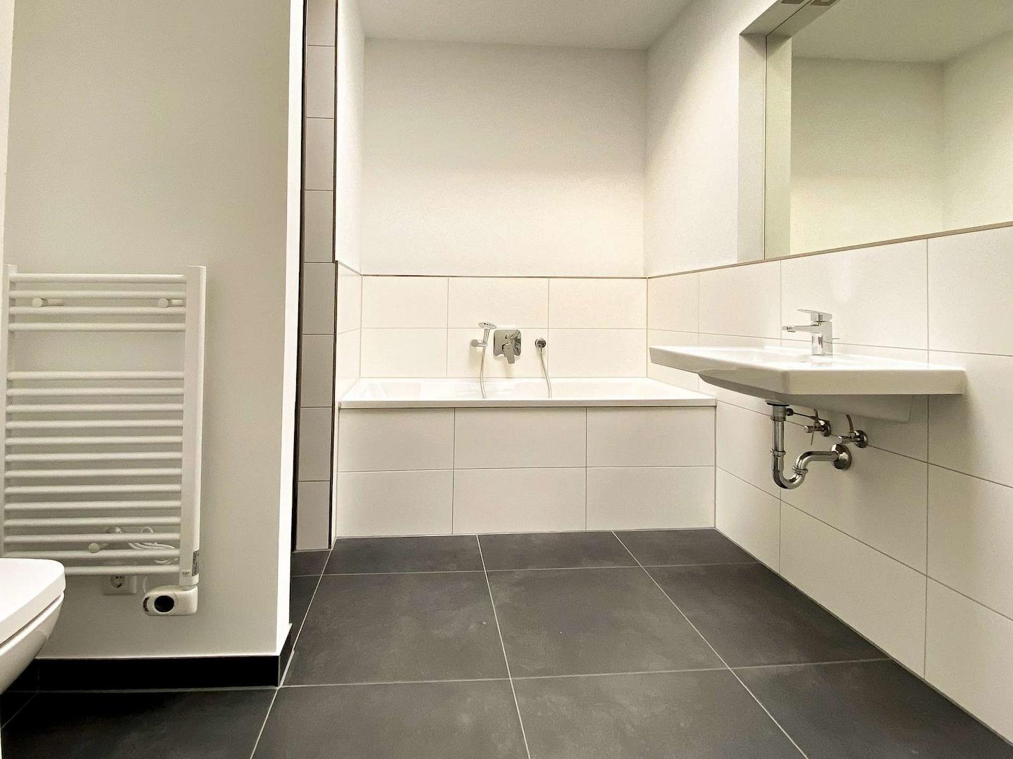 Badezimmer mit Dusche und Badewanne