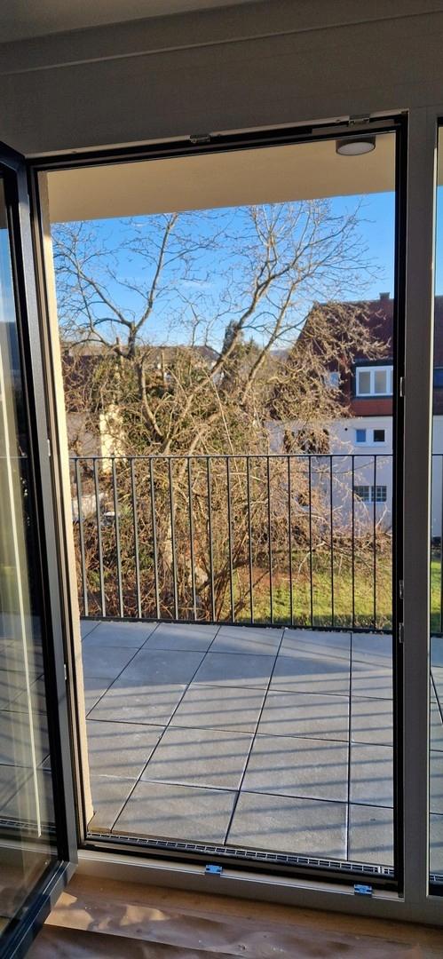 Blick aus Wohnung auf Terasse 