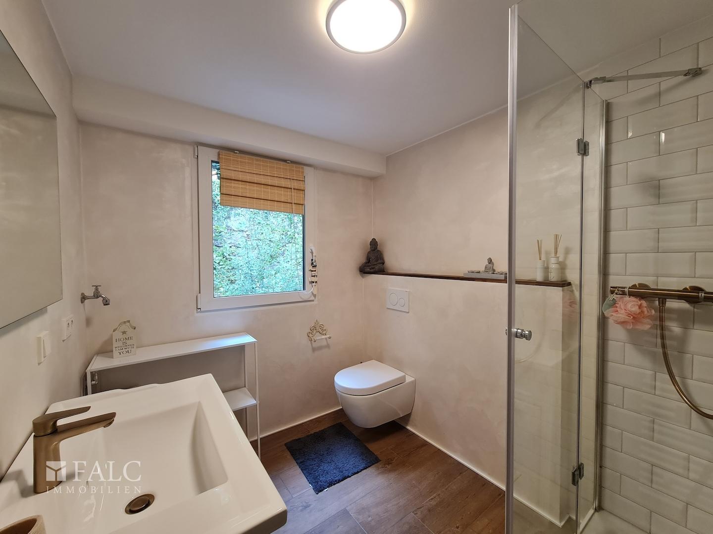 Bad mit Dusche.