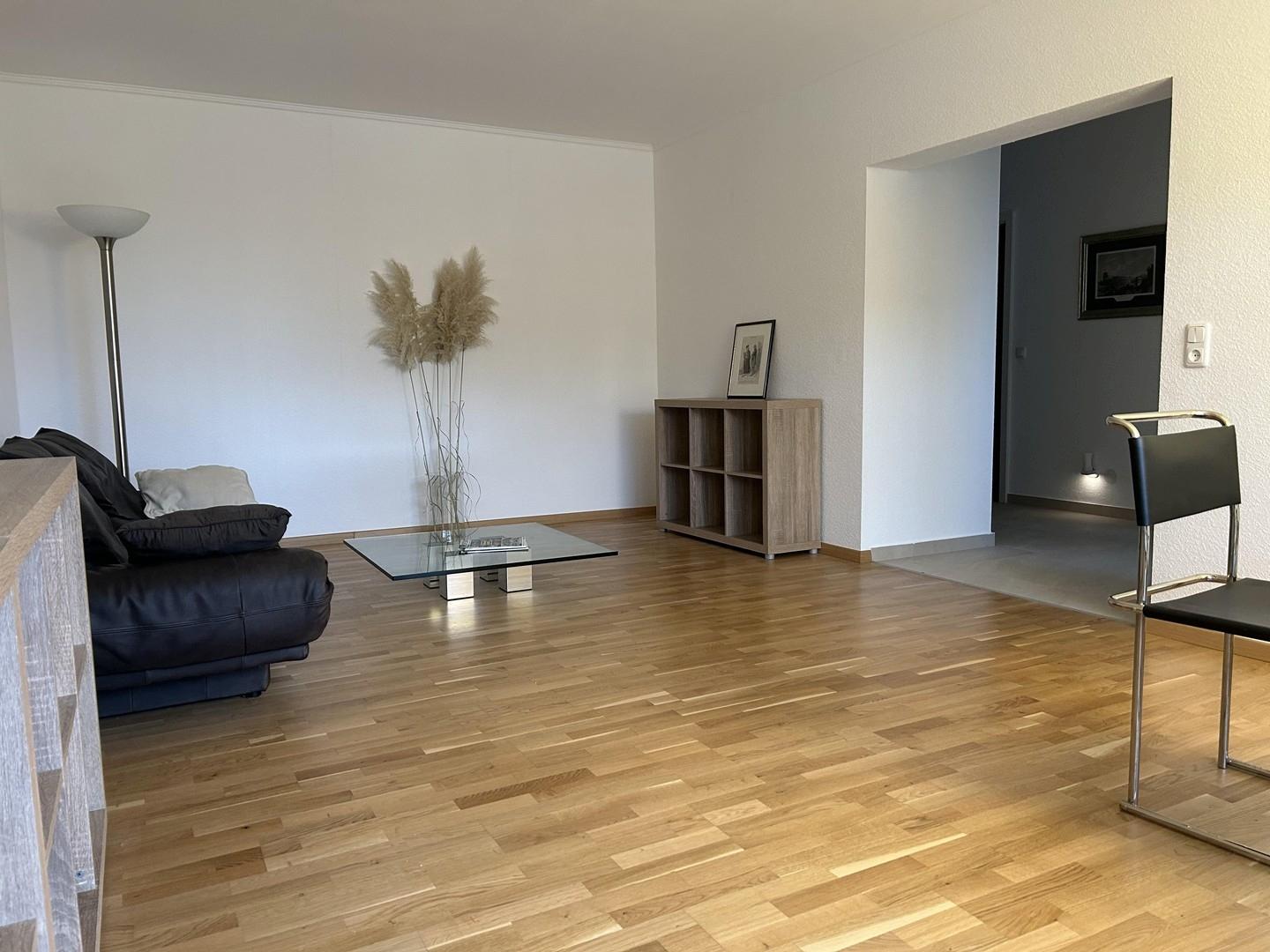 Wohnzimmer, Blick in den Flur