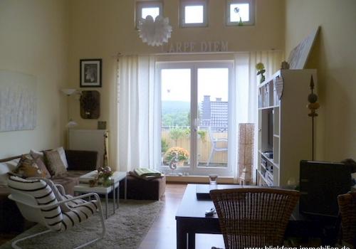 Wohnzimmer mit Balkon