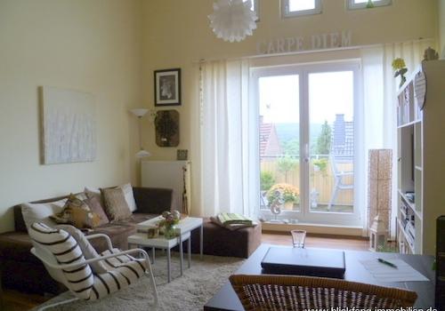 Helles Wohnzimmer mit Balkon