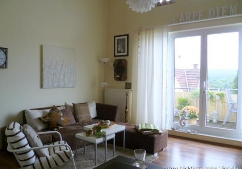 Wohnzimmer mit Zugang zum West-Balkon