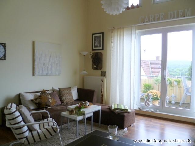 Wohnzimmer mit Zugang zum West-Balkon