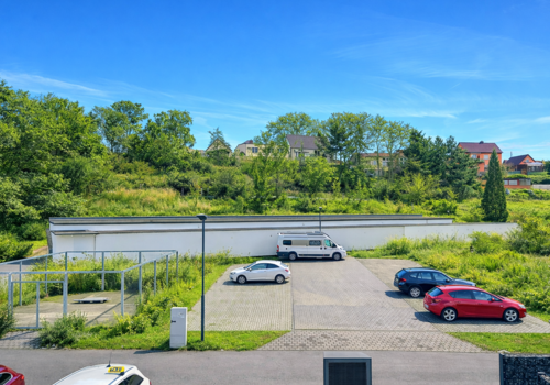 Ruhiger Blick auf die Rückseite des Hauses