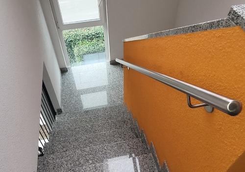 Blick von Wohnungstür ins Treppenhaus  