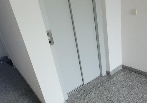Blick auf die Aufzugstür