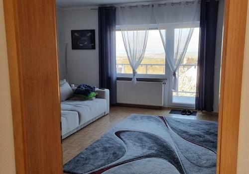 Blick ins Wohnzimmer / Balkon