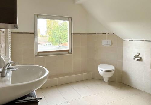 Badezimmer mit Fenster