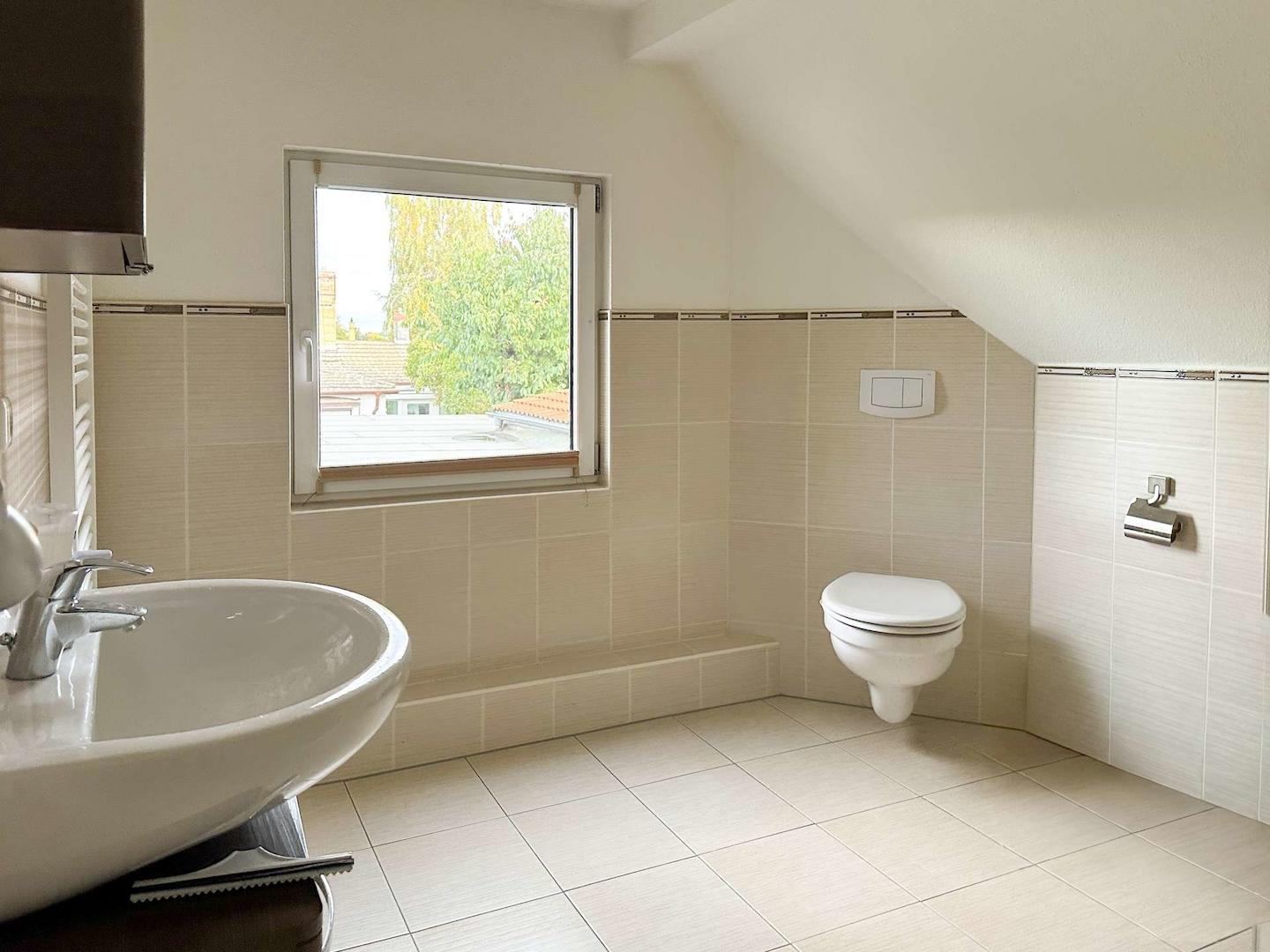 Badezimmer mit Fenster