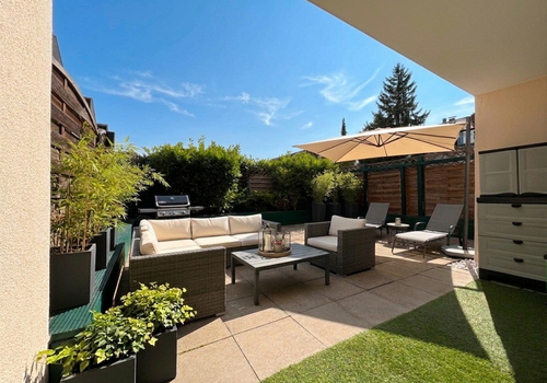 Terrasse (KI-möbliert)