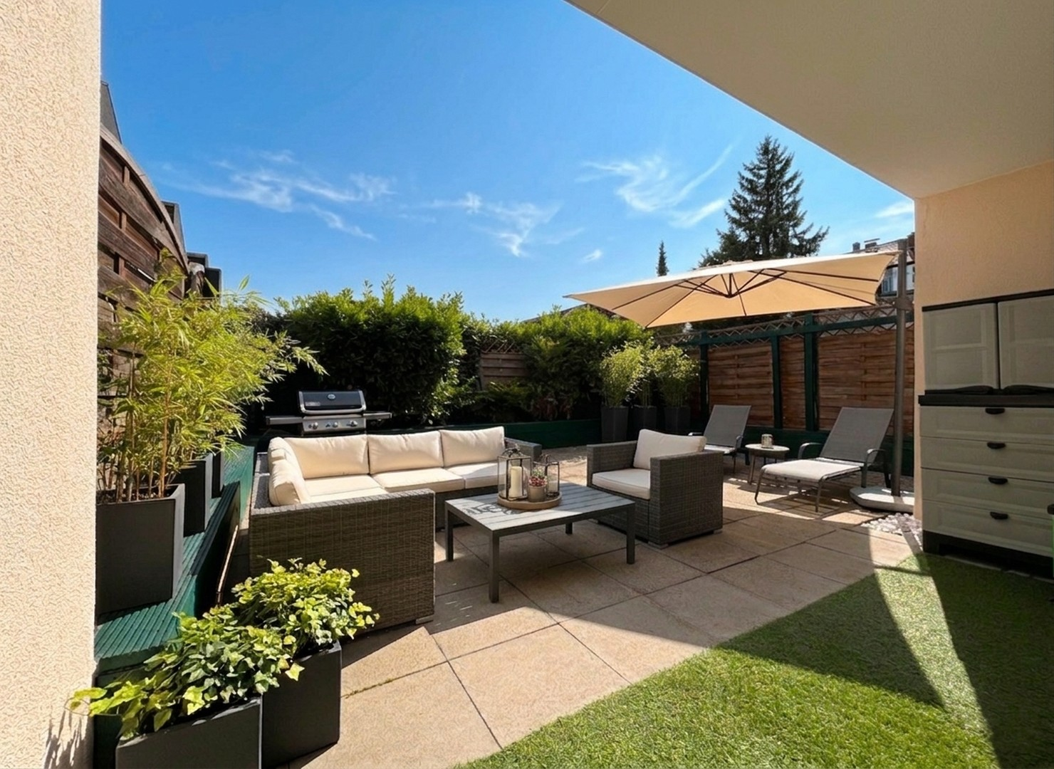 Terrasse (KI-möbliert)