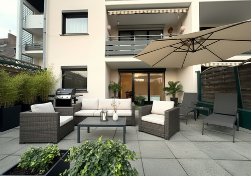 Terrasse (KI-möbliert)