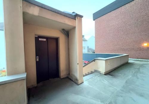 Aufzug / Außentreppe