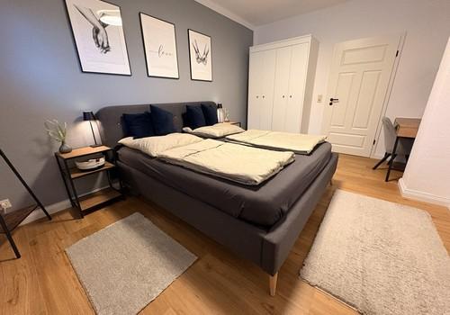 Schlafzimmer mit Doppelbett