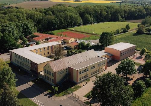 Grundschule&KiTa im Nachbarort