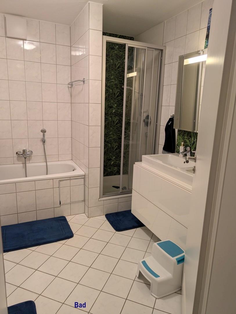 Bad mit Dusche und WC