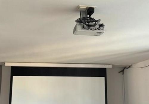 24 Beamer und Leinwand und 10 Lautsprecher in der Decke der Wohnung