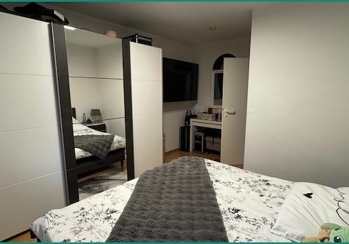 ...Platz für einen großen Kleiderschrank
