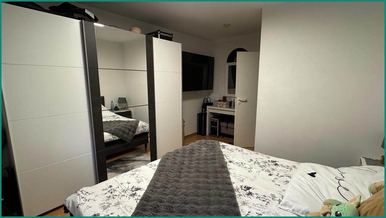 ...Platz für einen großen Kleiderschrank