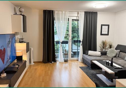 Großes Wohnzimmer mit Balkonzugang