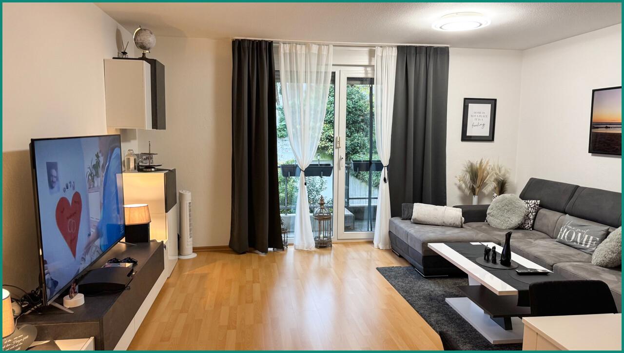 Großes Wohnzimmer mit Balkonzugang