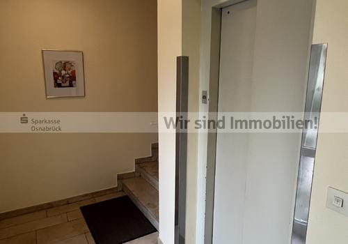 Treppenhaus mit Aufzug