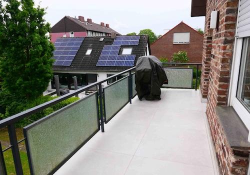 große Terrasse mit Blick in den Garten