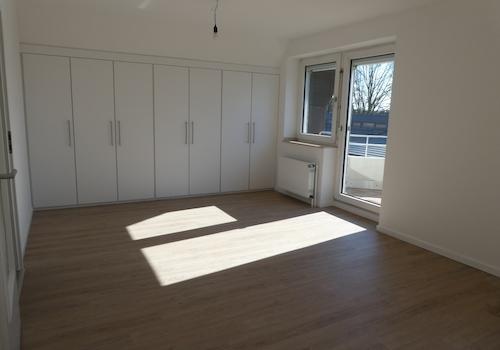 großes Schlafzimmer mit Einbauschrank ...