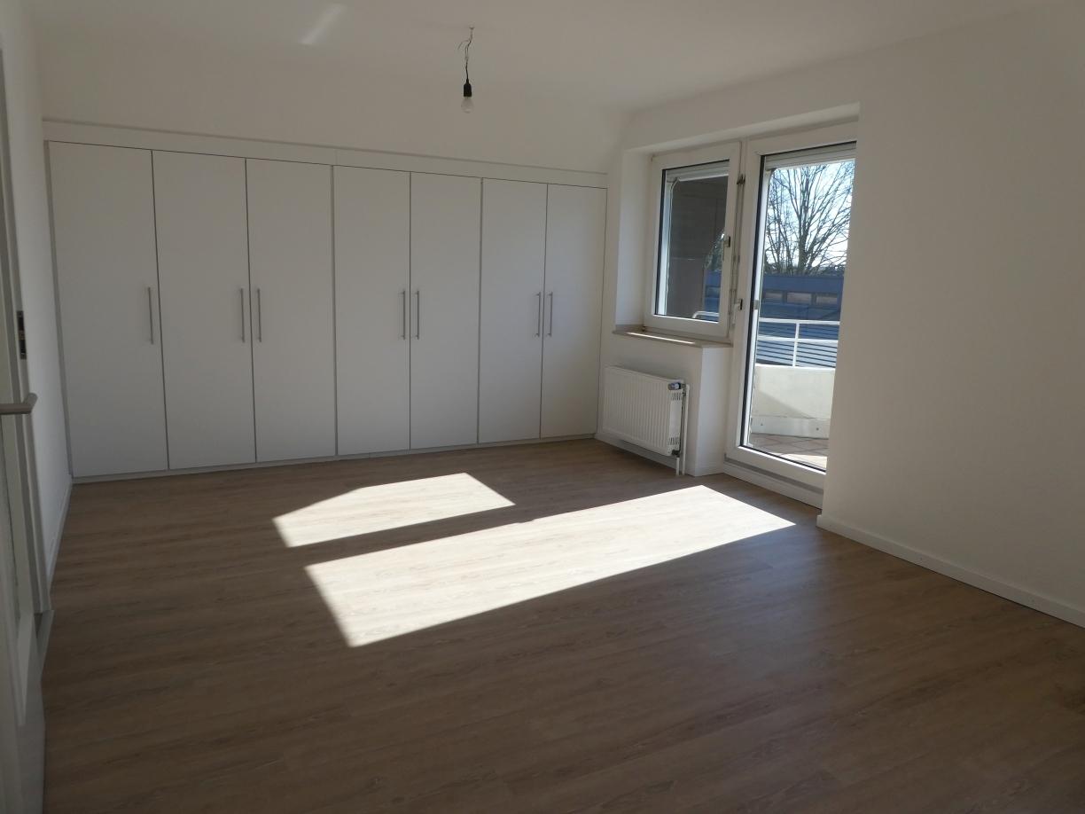 großes Schlafzimmer mit Einbauschrank ...