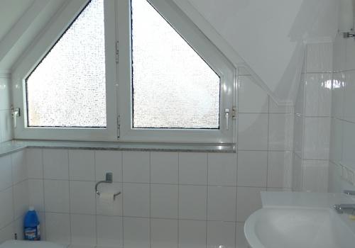 Badezimmer mit Fenster ...