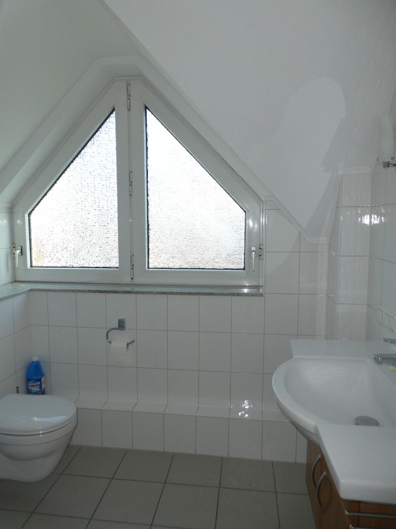 Badezimmer mit Fenster ...