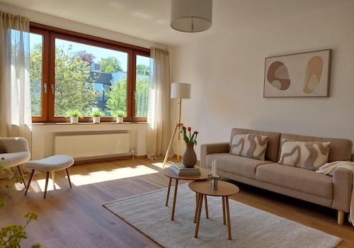 großzügiges Wohnzimmer