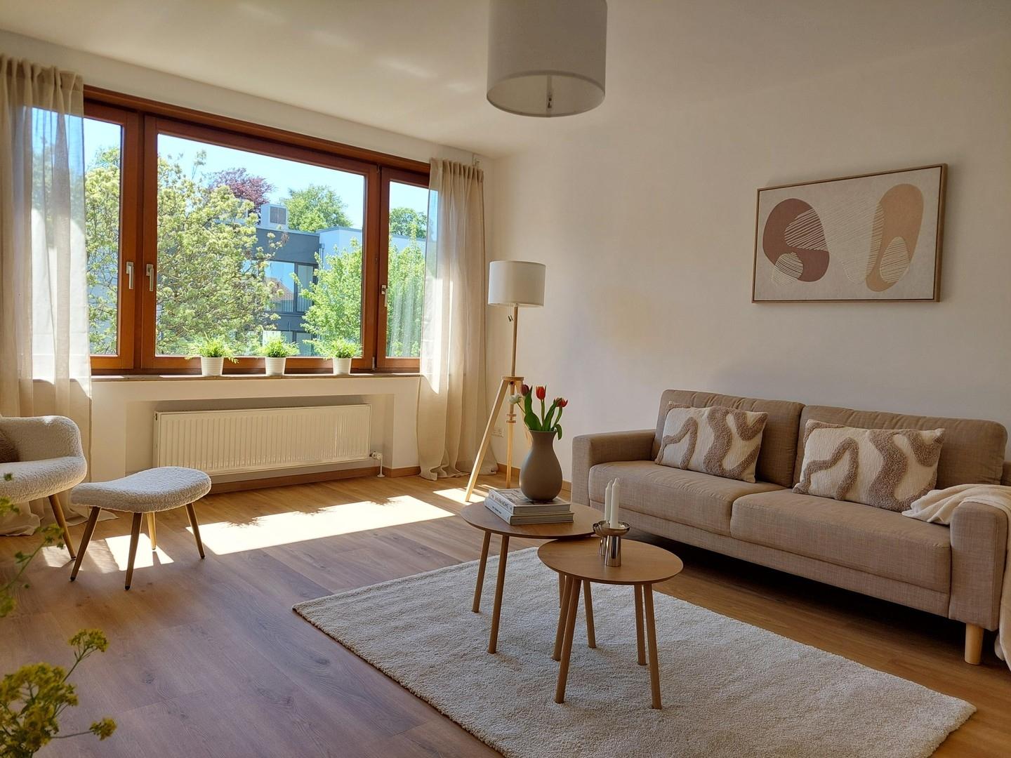 großzügiges Wohnzimmer