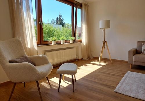 großzügiges Wohnzimmer