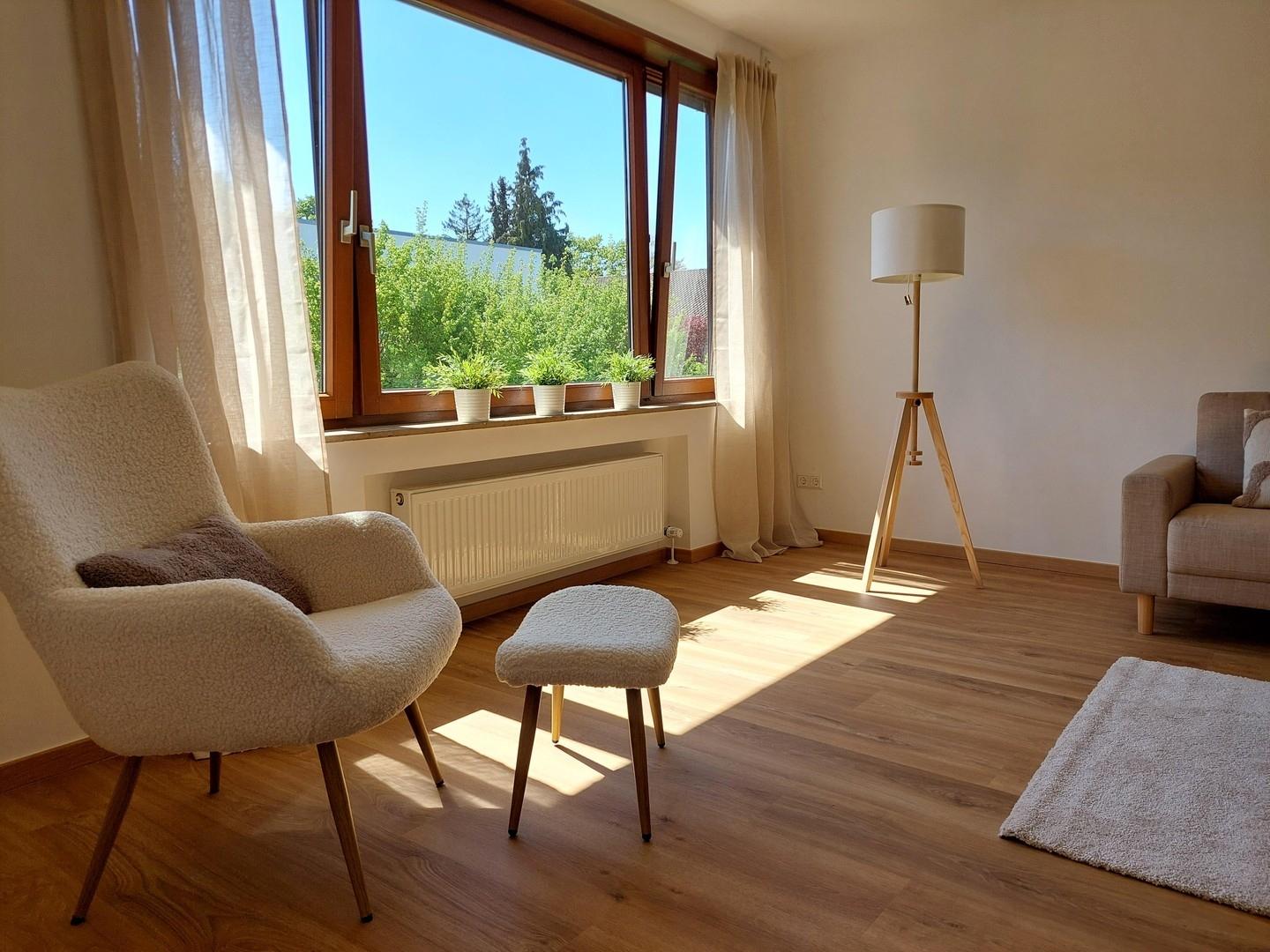 großzügiges Wohnzimmer