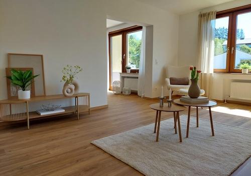 großzügiges Wohnzimmer