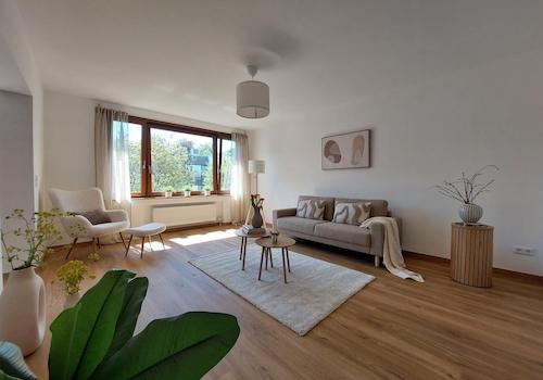 großzügiges Wohnzimmer