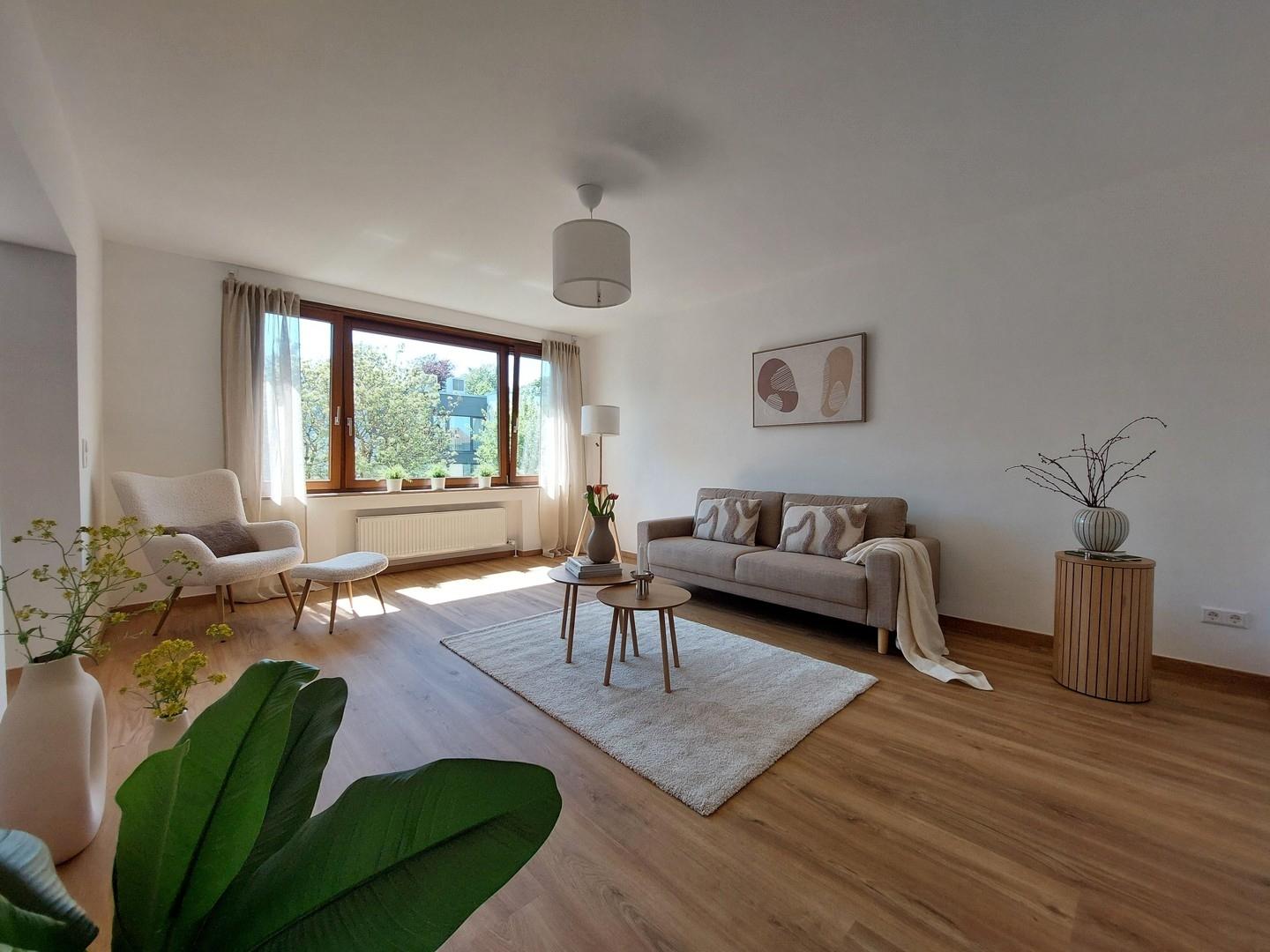 großzügiges Wohnzimmer