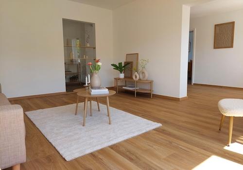 großzügiges Wohnzimmer