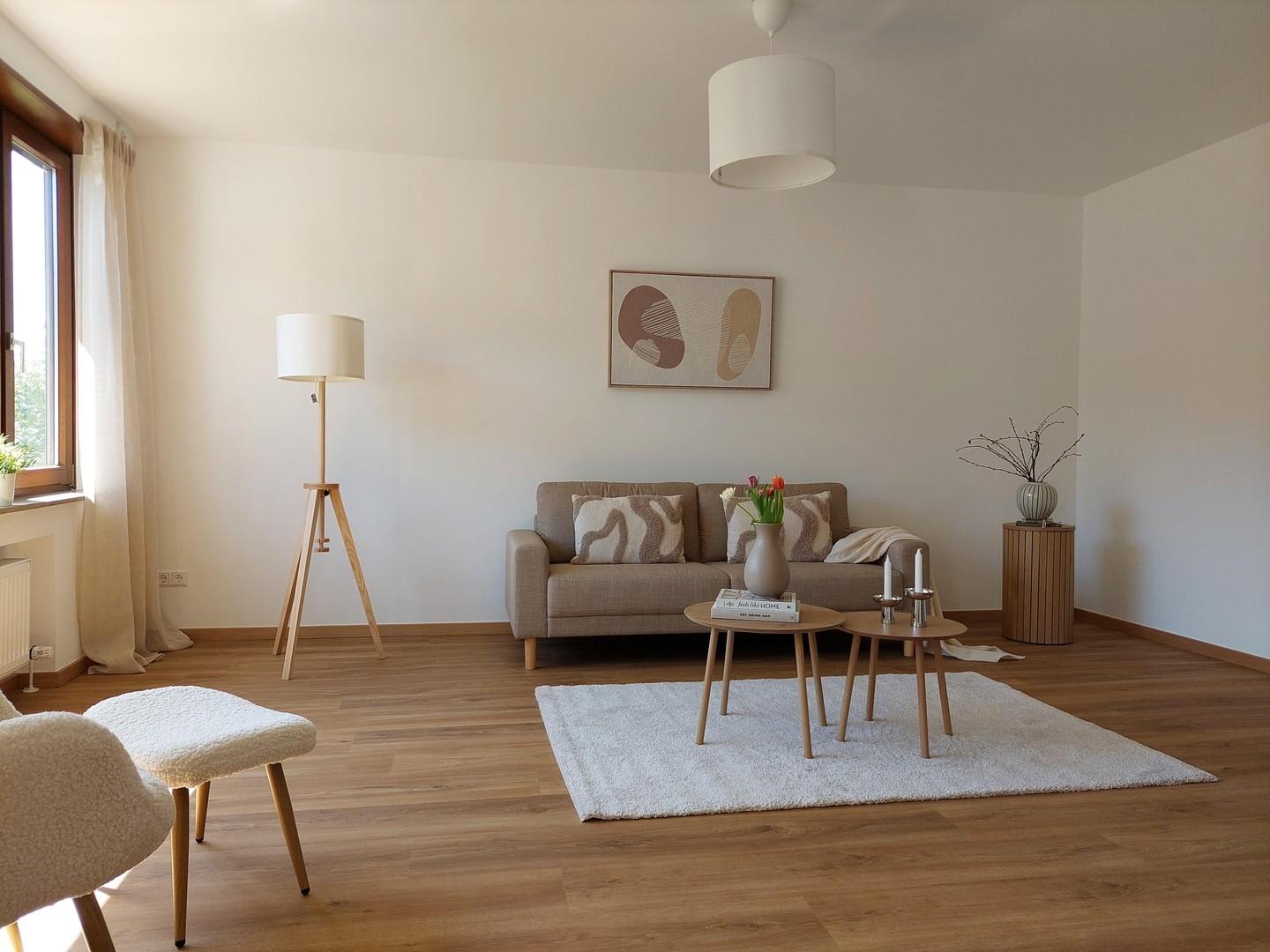 großzügiges Wohnzimmer