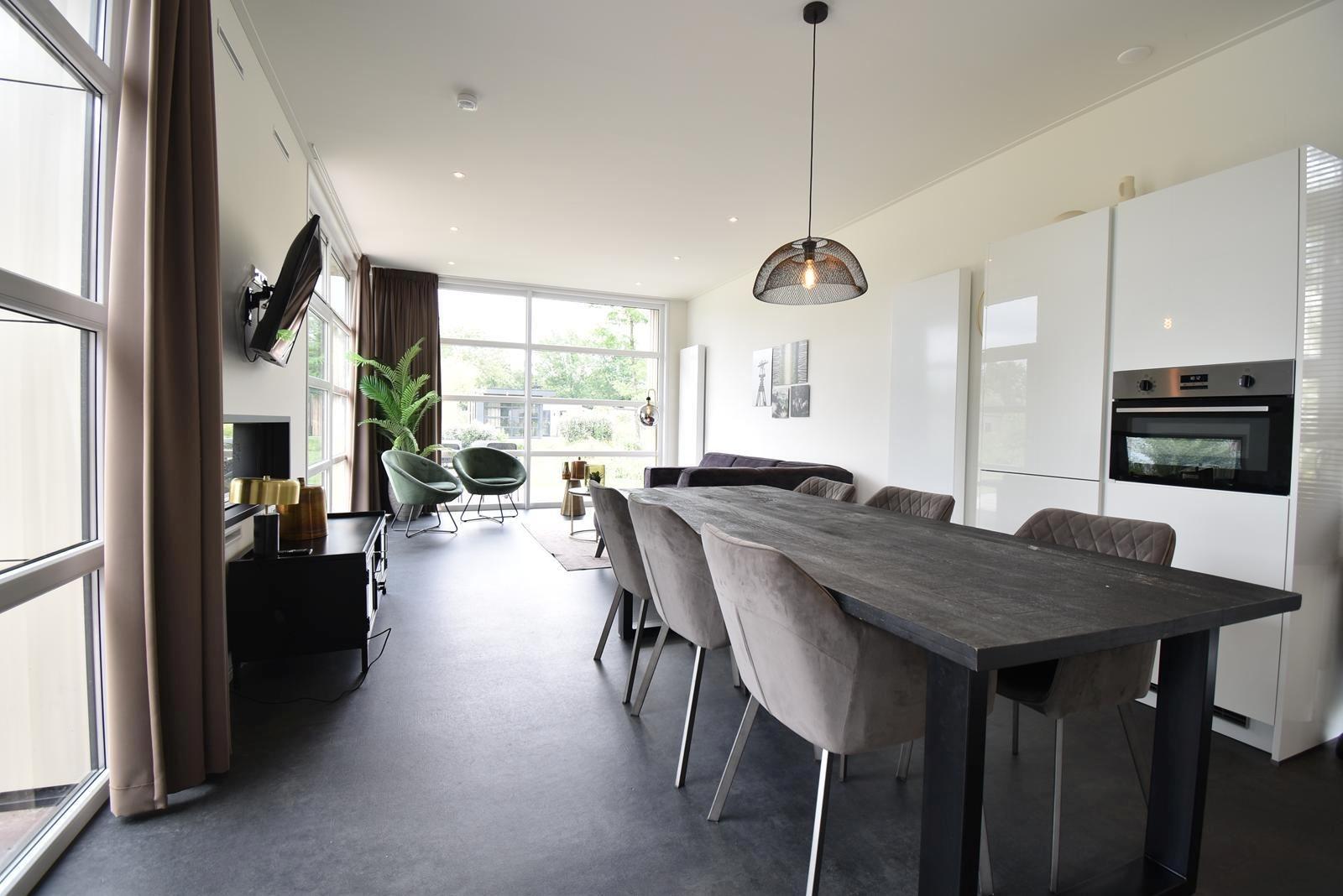 ferienhaus-kaufen-biddinghuizen-modernes-wohnzimmer-2025.webp03